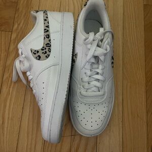 Women’s Nike tennis shoes